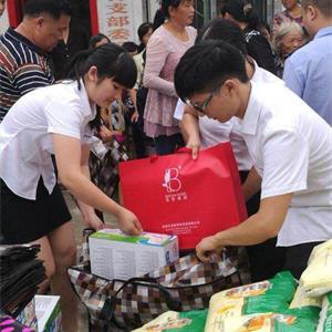 2017年9月26日，四川风行电梯有限公司全体员工在公司总经理李晓锋同志的带领下，携手四川德阳市中江县委、中江县人民政府、中江县公安局赴中江县广福镇方碑村开展精准扶贫活动。